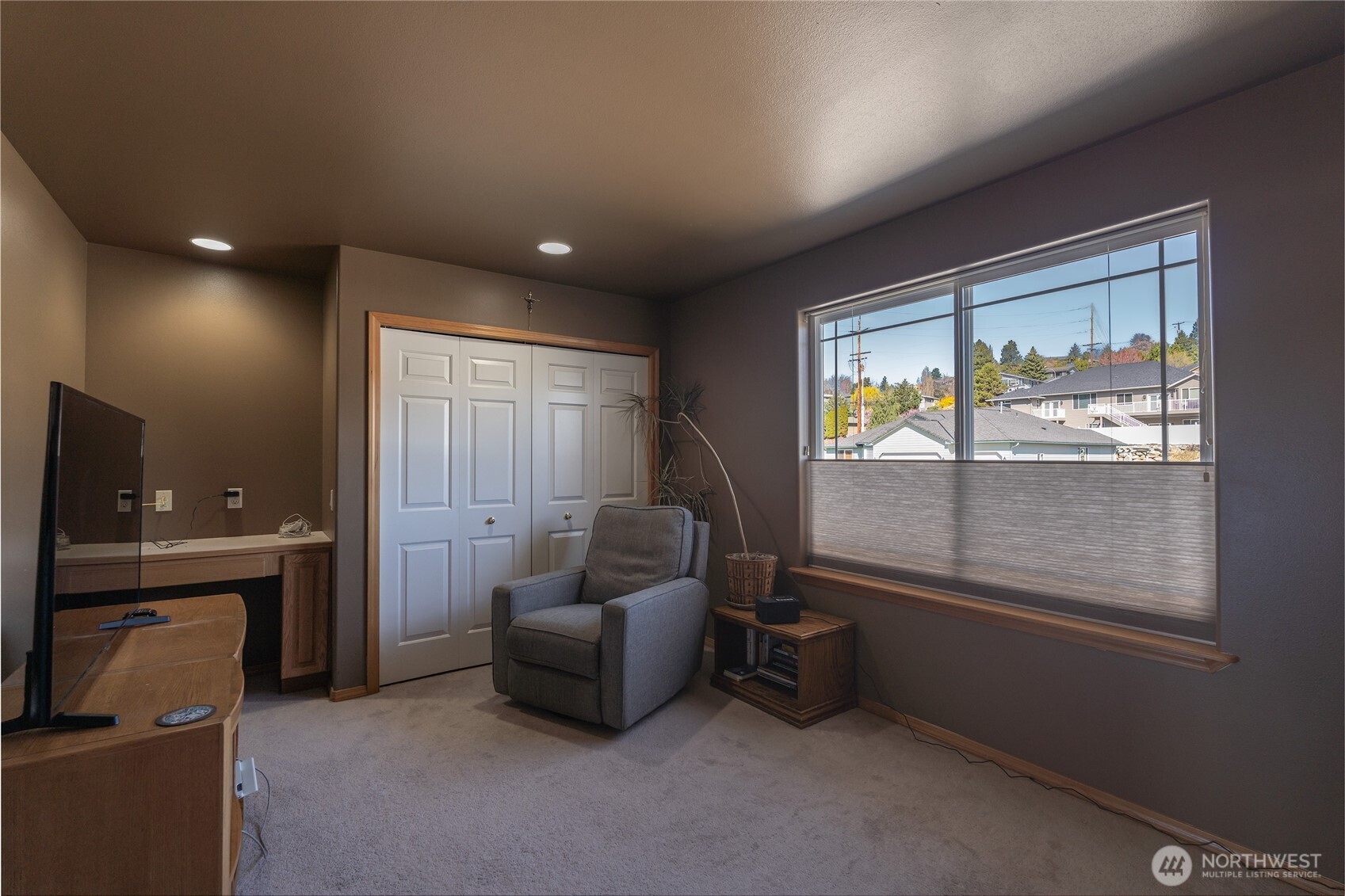2217 Michael Brooke Wenatchee, WA 98801 - Photo 21 of 37 a living room with furniture and a flat screen tv