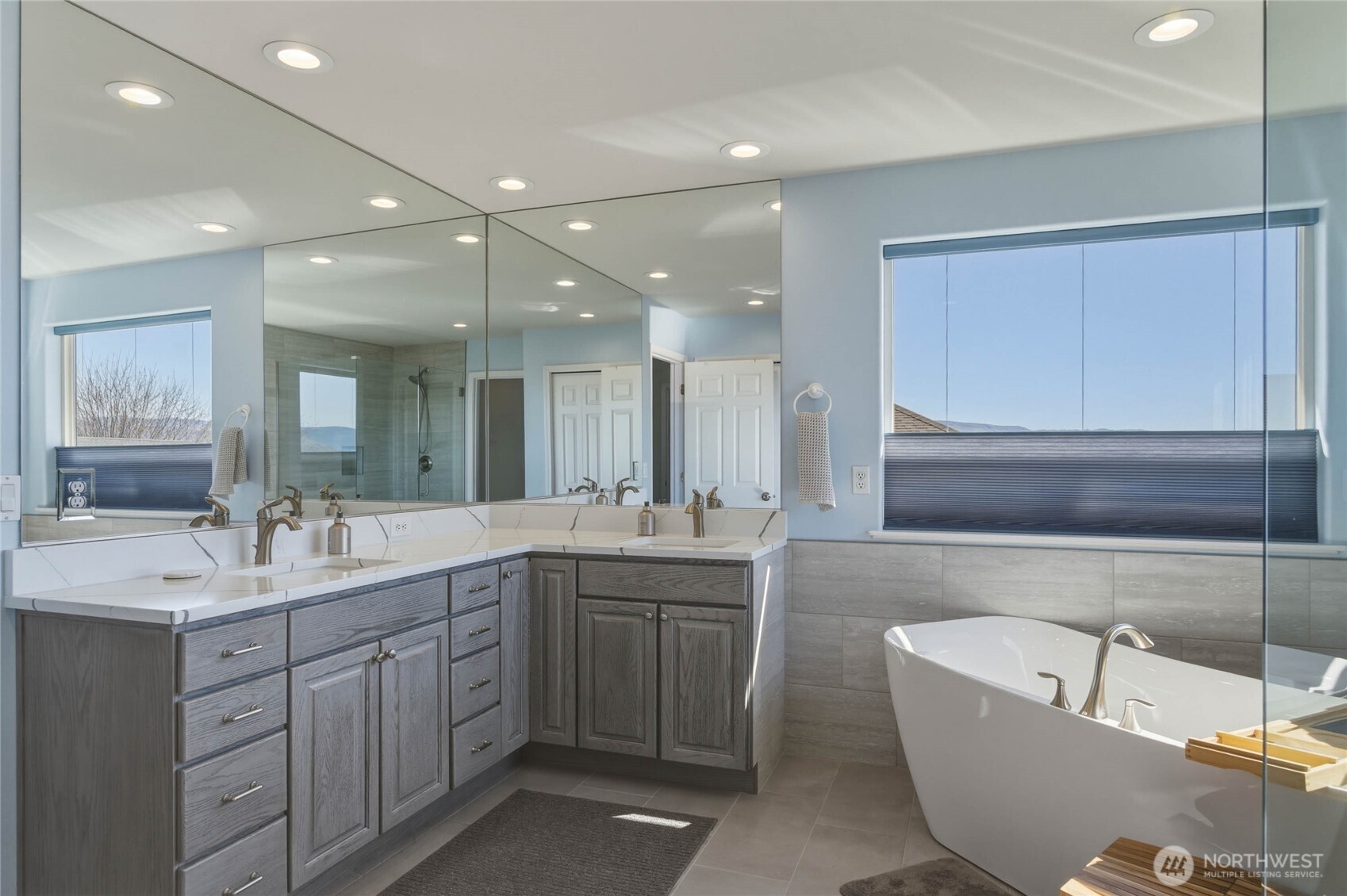 2217 Michael Brooke Wenatchee, WA 98801 - Photo 29 of 37 a bathroom with a bathtub a double vanity sink and mirror