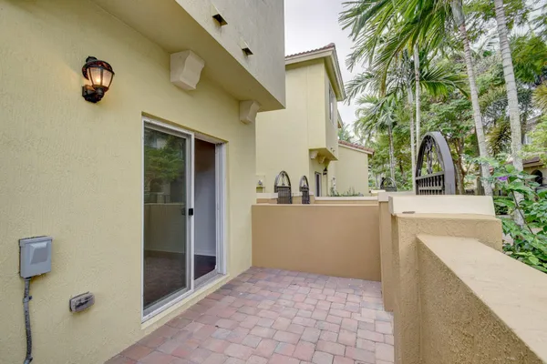a view of entryway of a house