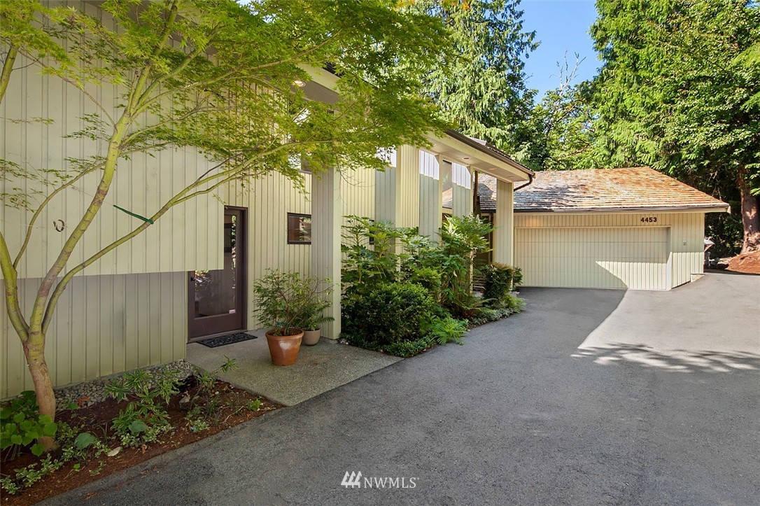 4453 East Mercer Way Mercer Island, WA 98040 - Photo 1 of 25 a front view of a house with garden