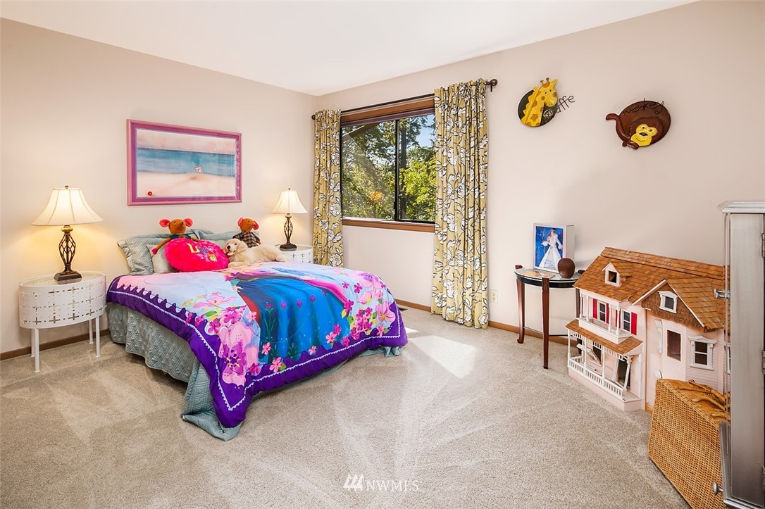 4453 East Mercer Way Mercer Island, WA 98040 - Photo 19 of 25 a bedroom with a bed and a window