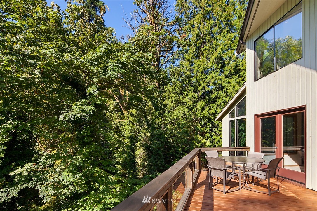 4453 East Mercer Way Mercer Island, WA 98040 - Photo 10 of 25 a balcony with table and chairs