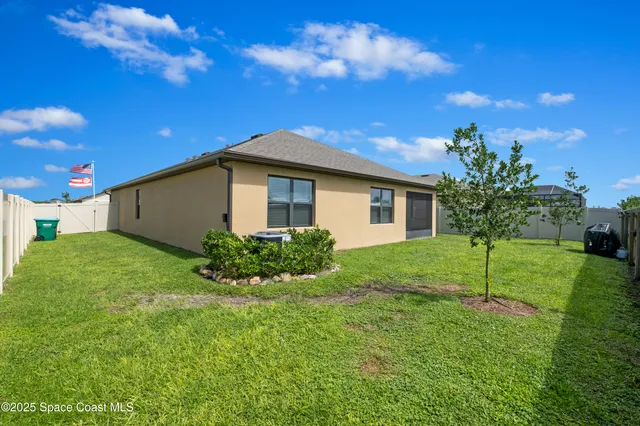 a view of a house with backyard and garden