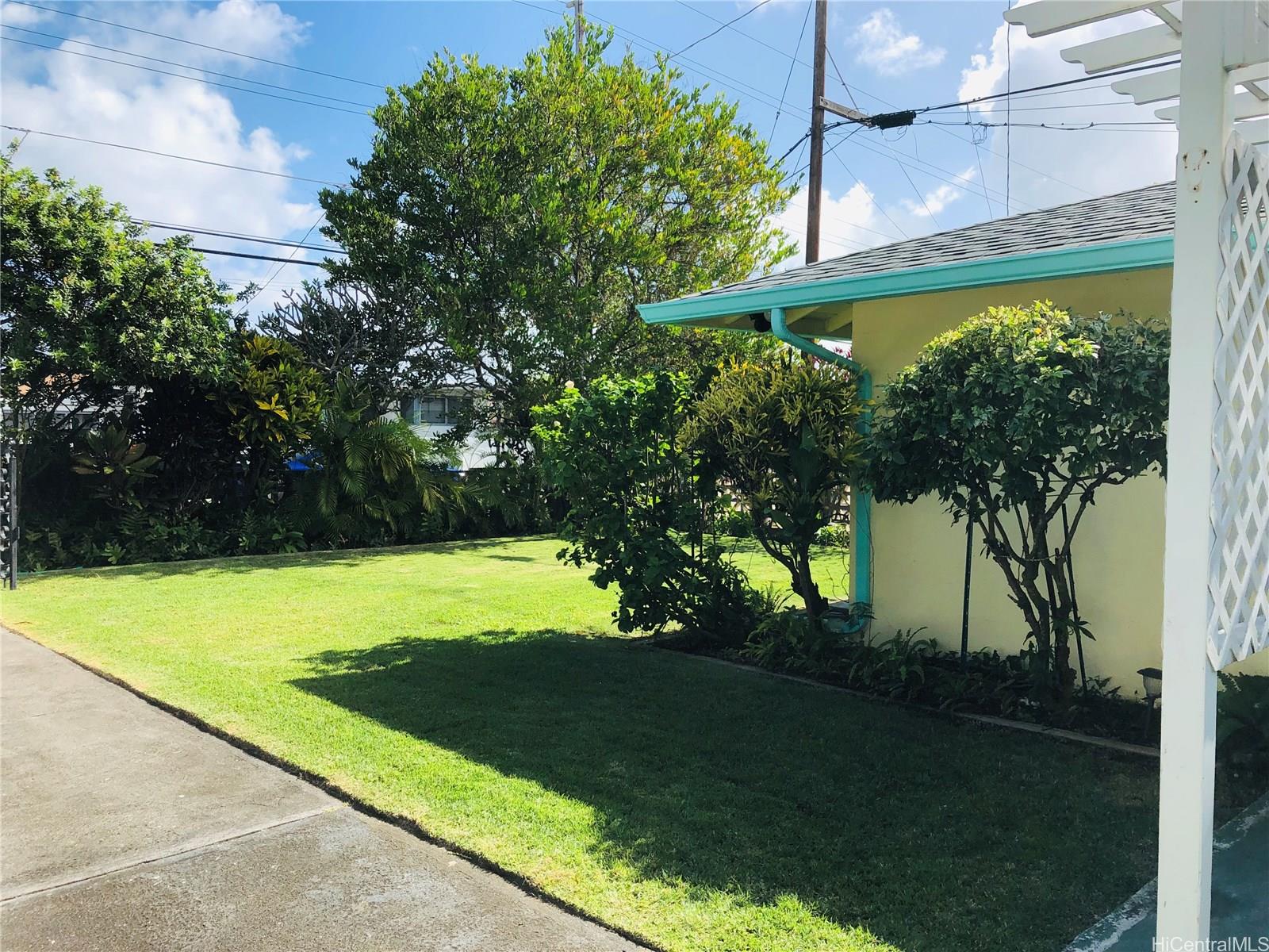 a view of a back yard