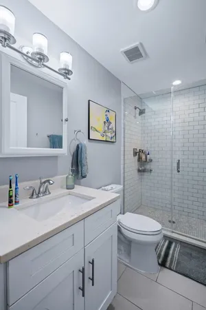 $4,950 | 612 West Stratford Place, Unit 1, Chicago, IL 60657