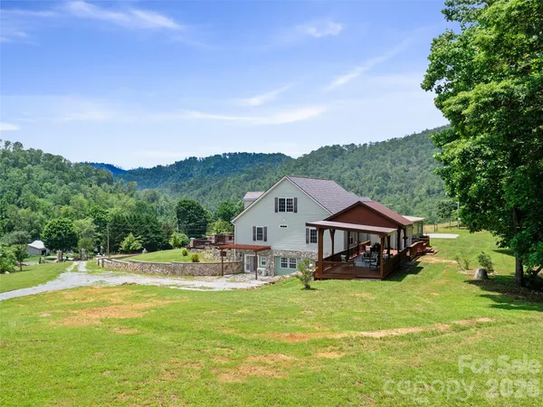 a view of a back yard