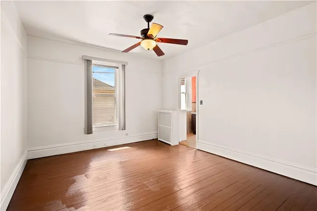 a view of livingroom with furniture