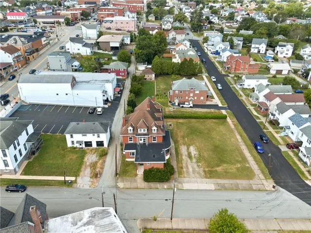 an aerial view of a tennis ground