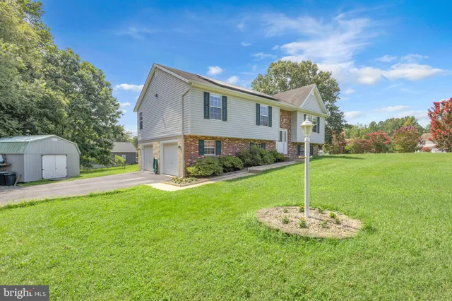 a view of a house with a backyard