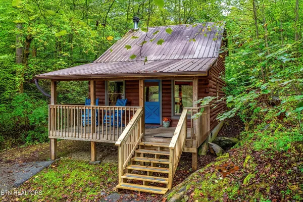 a view of a house with backyard and deck
