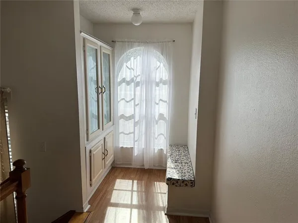 a view of entryway with livingroom