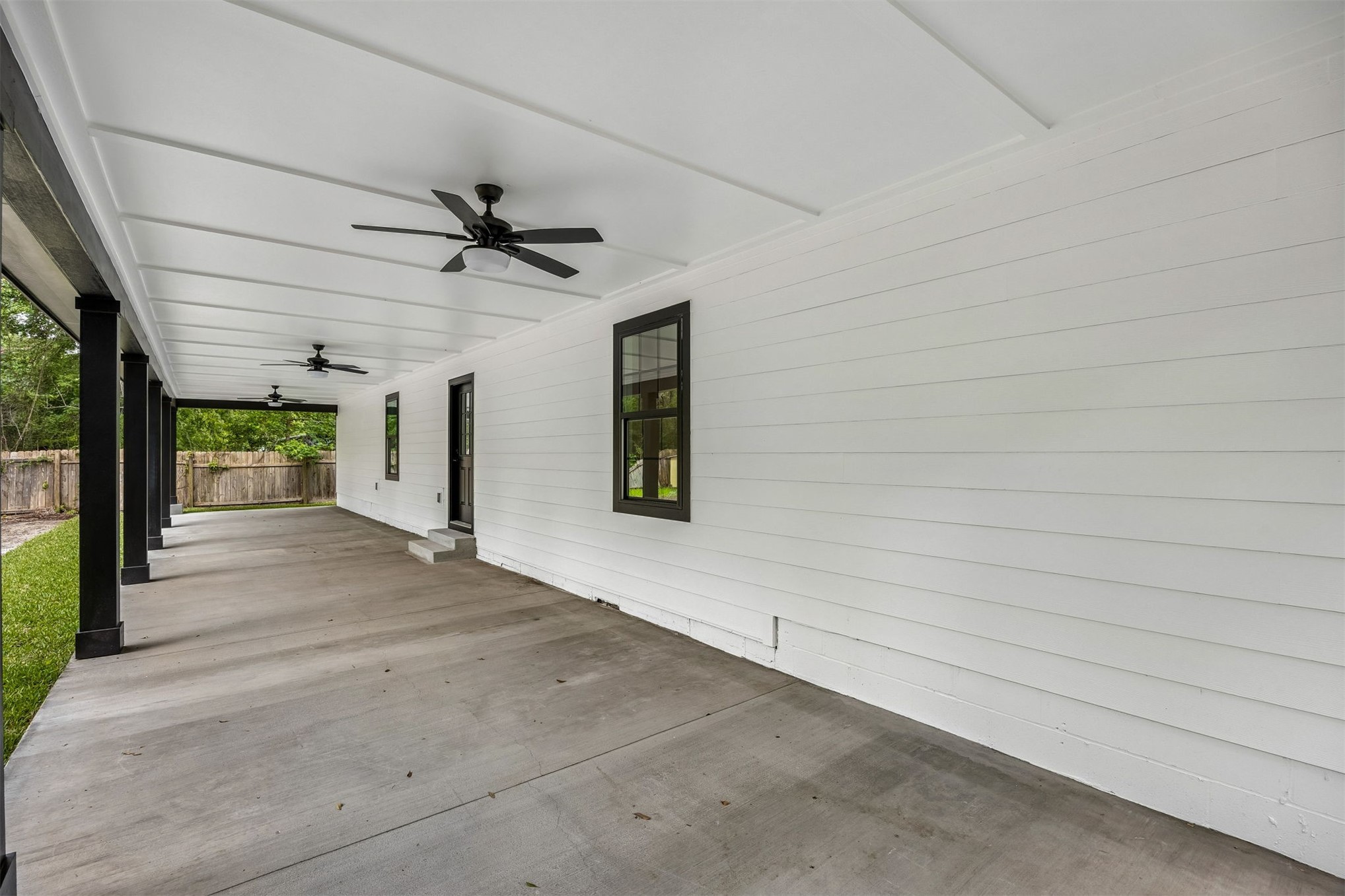 552 Sunset Road Fernandina Beach, FL 32034 - Photo 20 of 23 a view of a livingroom with a ceiling fan and window