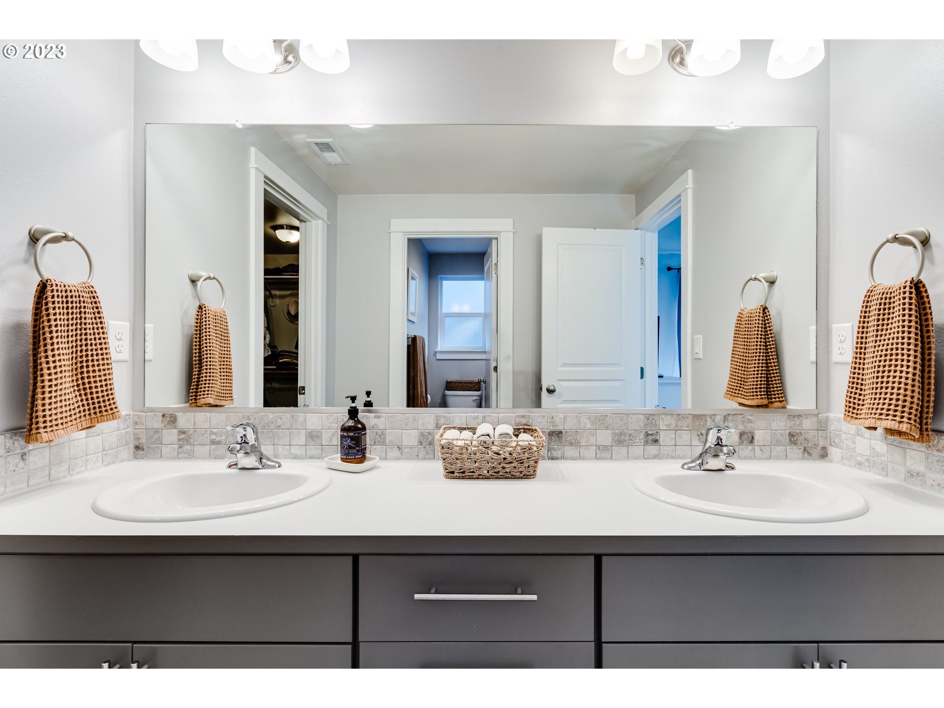 660 Fox Pine Lane Eugene, OR 97405 - Photo 26 of 48 a bathroom with double vanity sinks and a mirror