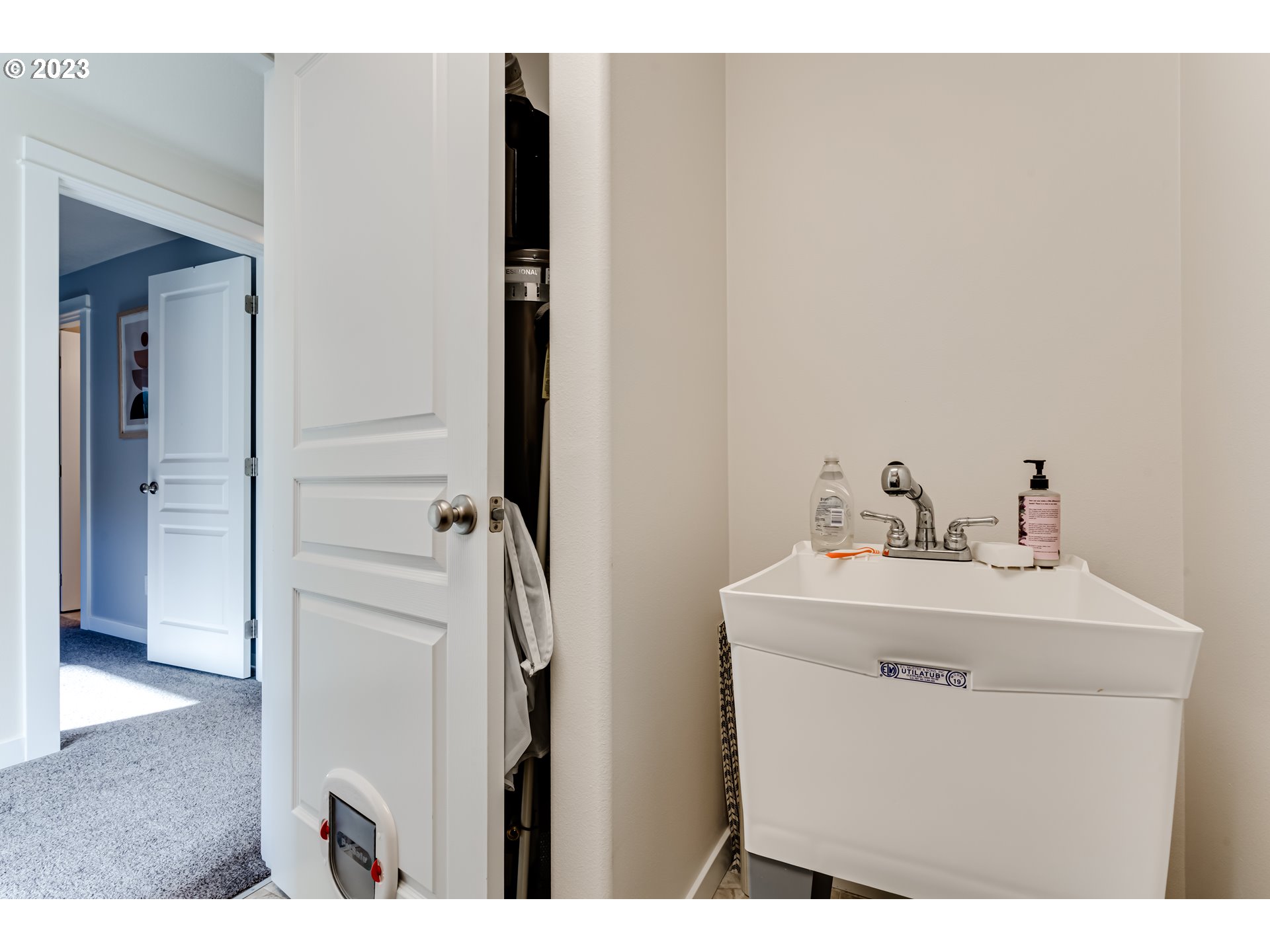 660 Fox Pine Lane Eugene, OR 97405 - Photo 37 of 48 a utility room with dryer and washer