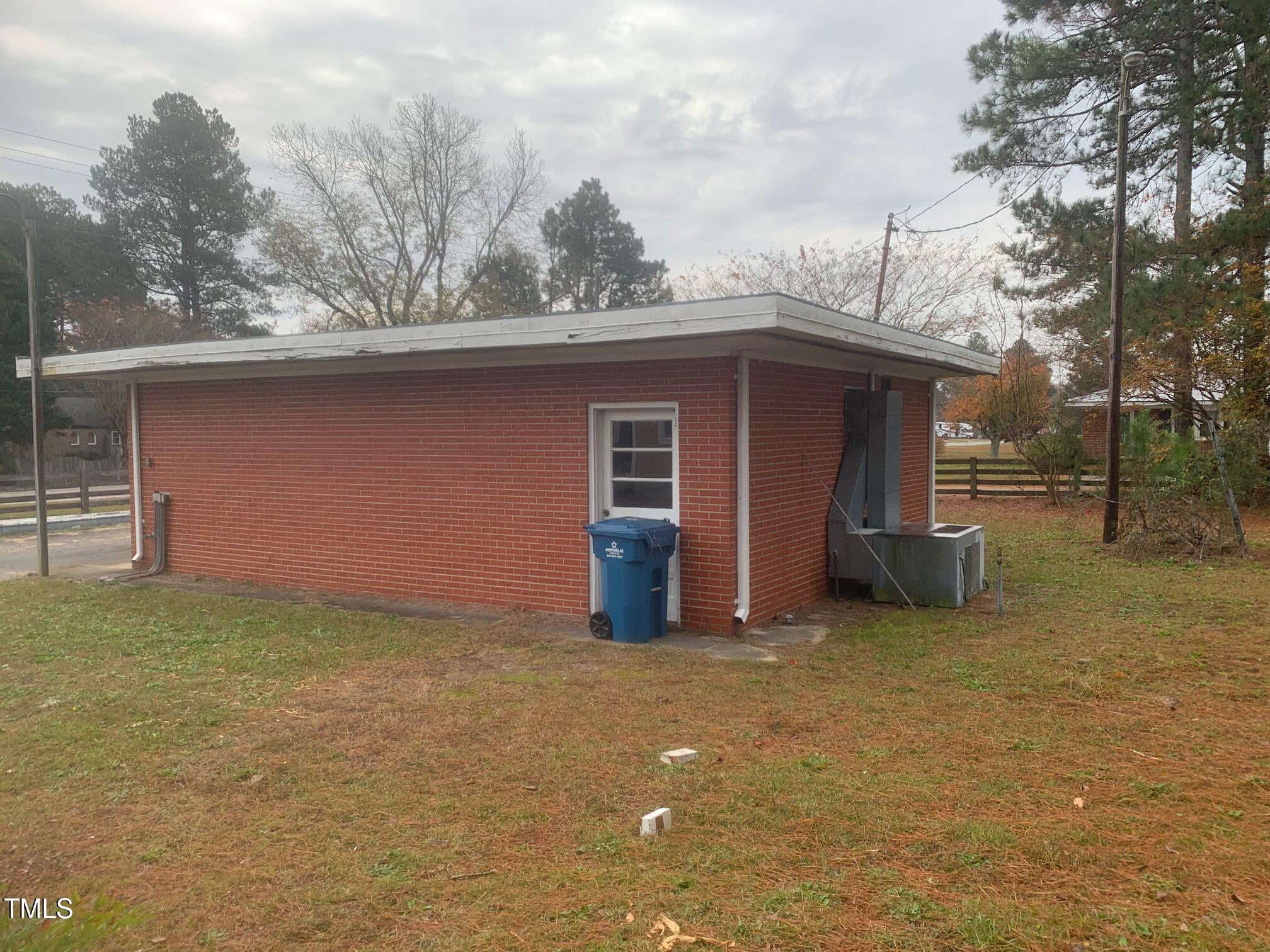 1401 Fairground Road Dunn, NC 28334 - Photo 4 of 5 4