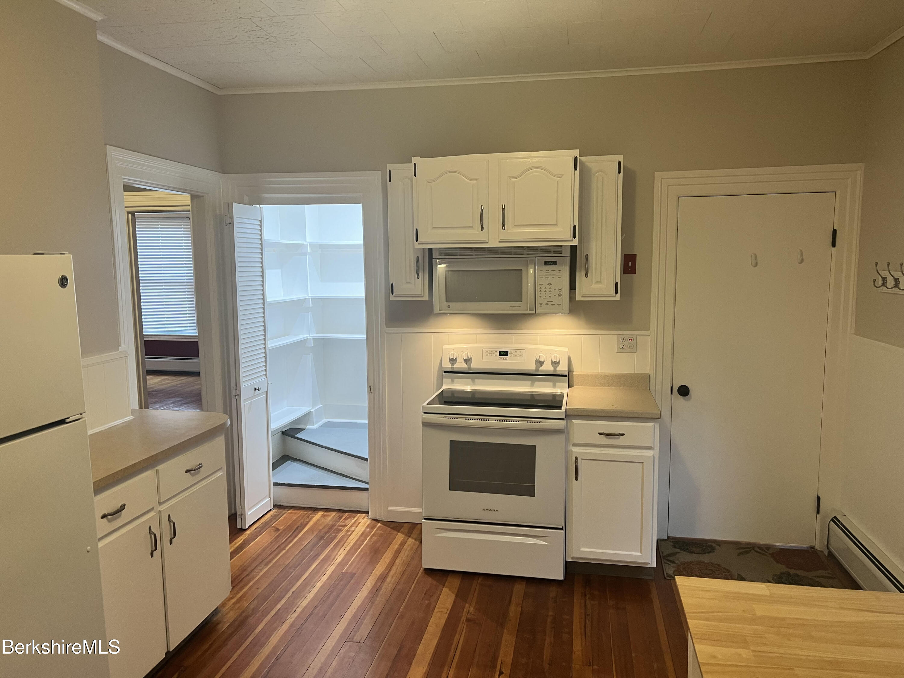 97 Appleton Avenue Pittsfield, MA 01201 - Photo 3 of 34 Kitchen unit 1 stove