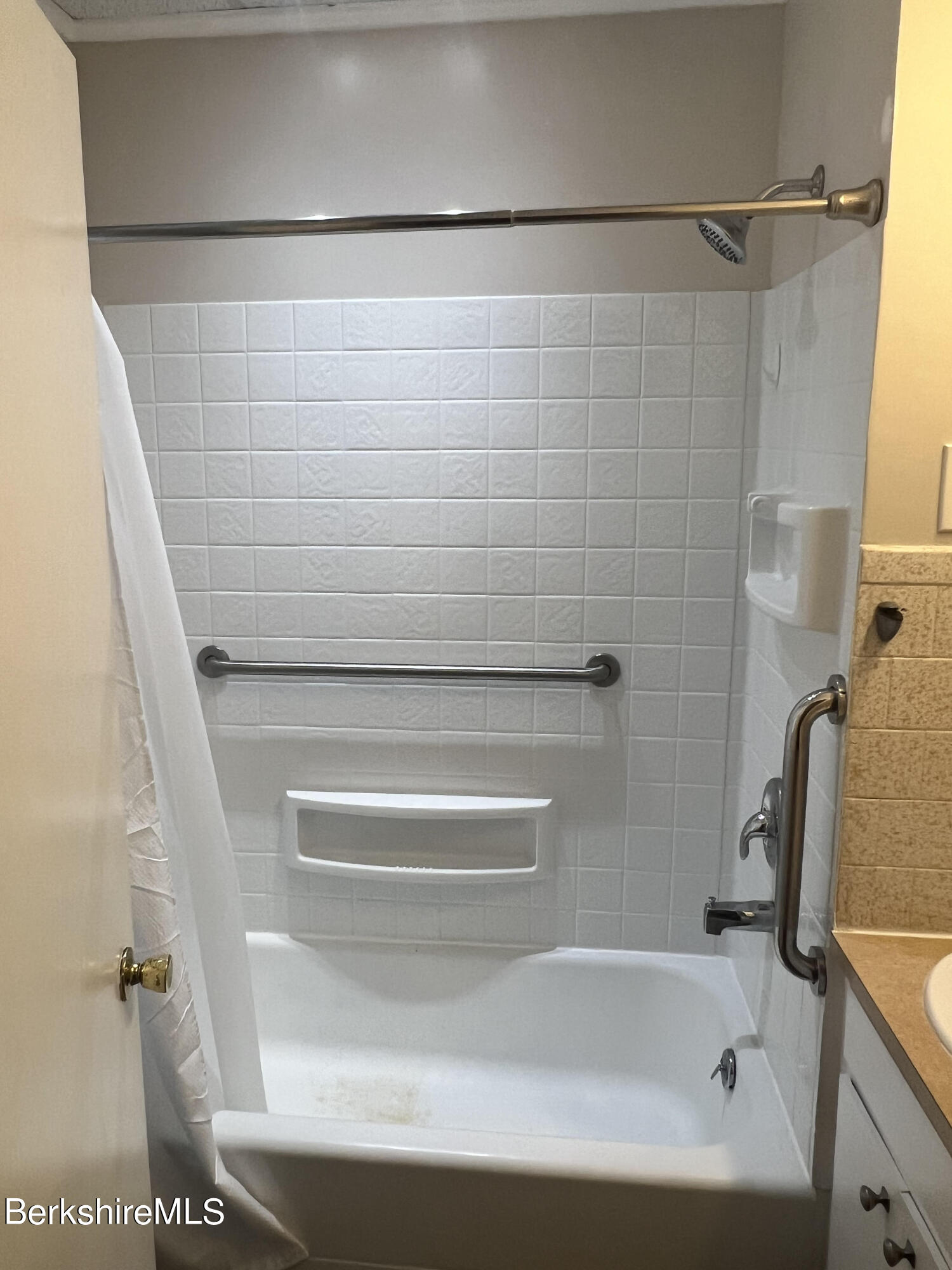 97 Appleton Avenue Pittsfield, MA 01201 - Photo 6 of 34 Bath unit 1