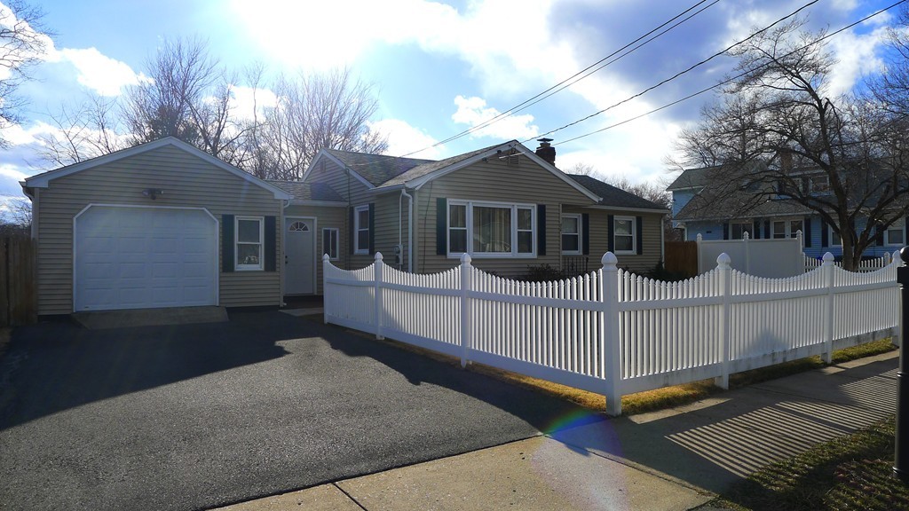 72 Champlain Street Springfield, MA 01151 - Photo 2 of 11 Gallery Image 2