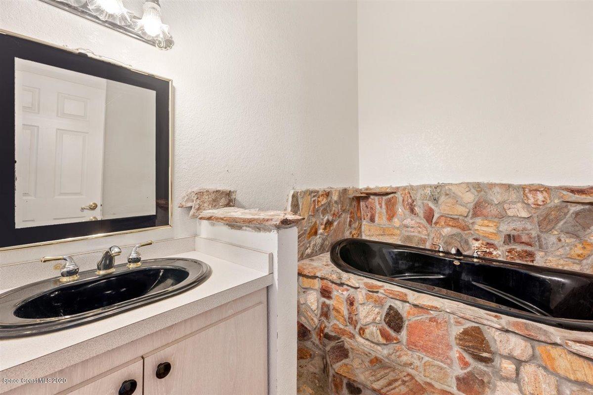2425 Fort Lane Road Geneva, FL 32732 - Photo 20 of 38 Second Floor Bath