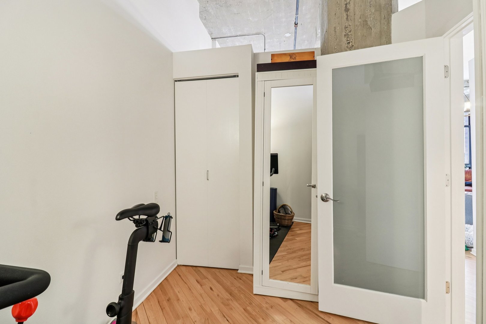 210 South Desplaines Street, Unit 304 Chicago, IL 60661 - Photo 10 of 19 a bathroom with a tub and shower