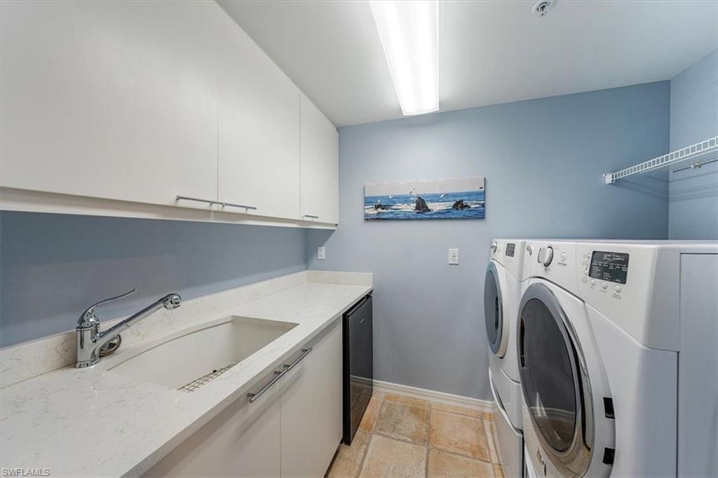 445 Dockside Drive, Unit B902 Naples, FL 34110 - Photo 27 of 29 a utility room with dryer and washer