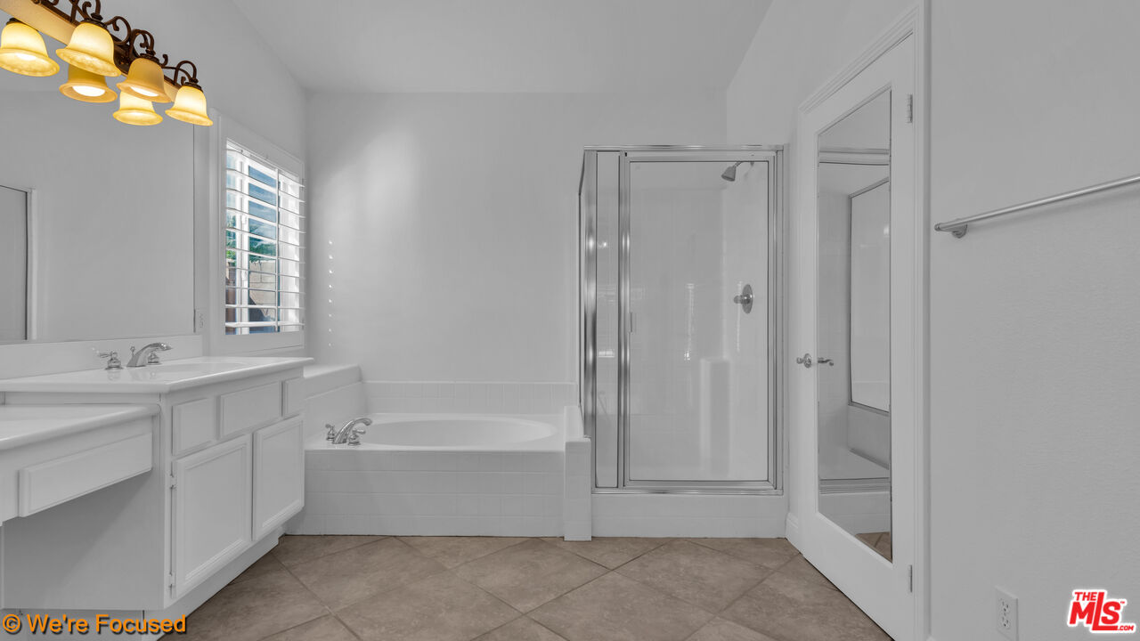 81129 La Reina Circle Indio, CA 92201 - Photo 26 of 46 a bathroom with a bathtub and a sink