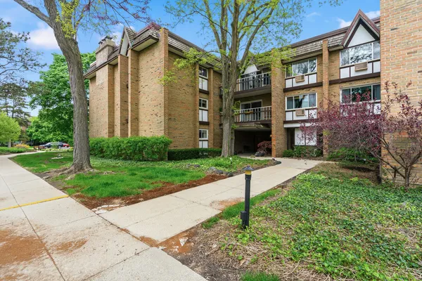 $289,900 | 320 Claymoor, Unit 1C, Hinsdale, IL 60521