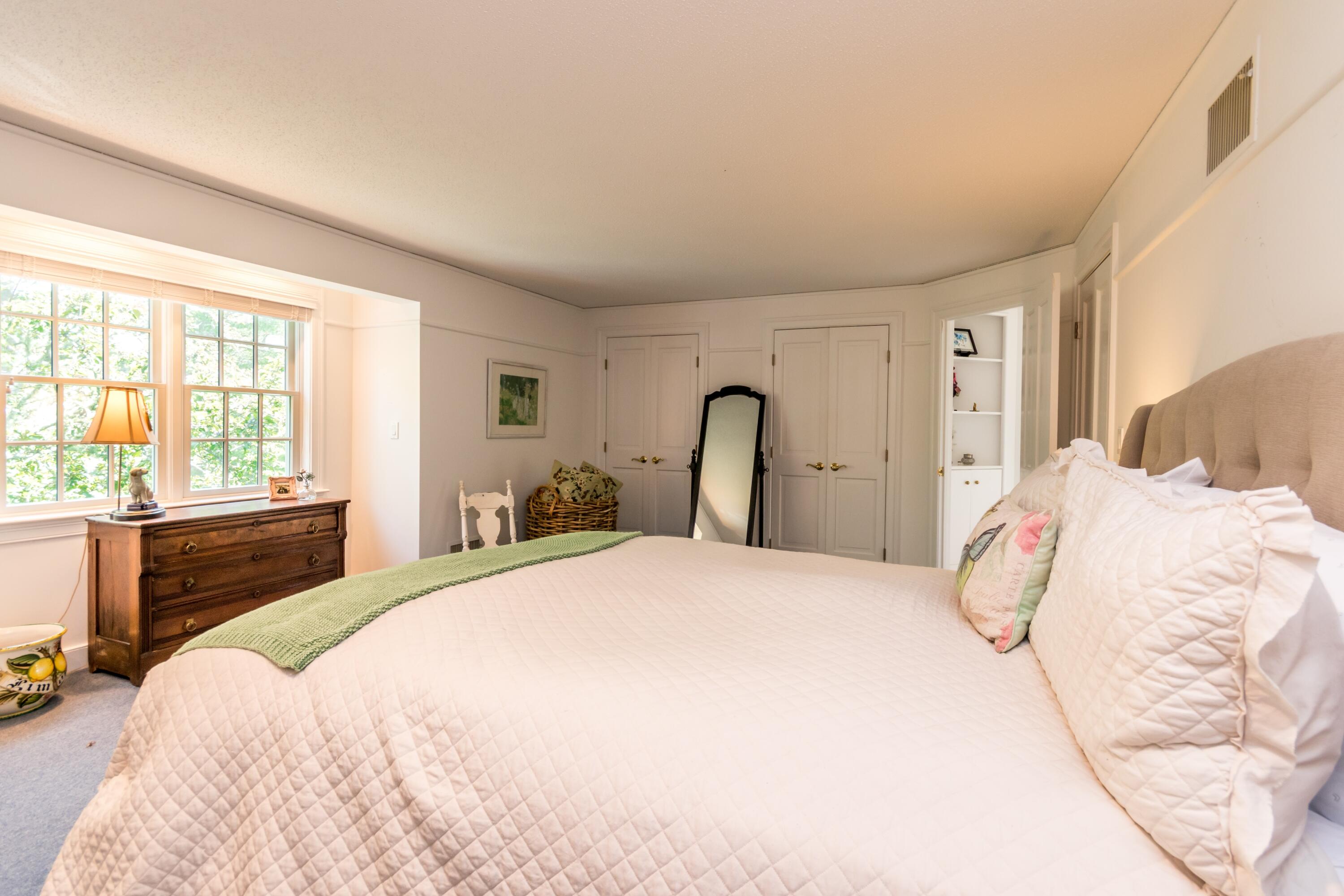 15 Hampton Court, Unit 15 Mashpee, MA 02649 - Photo 26 of 40 a bedroom with a bed and a large window