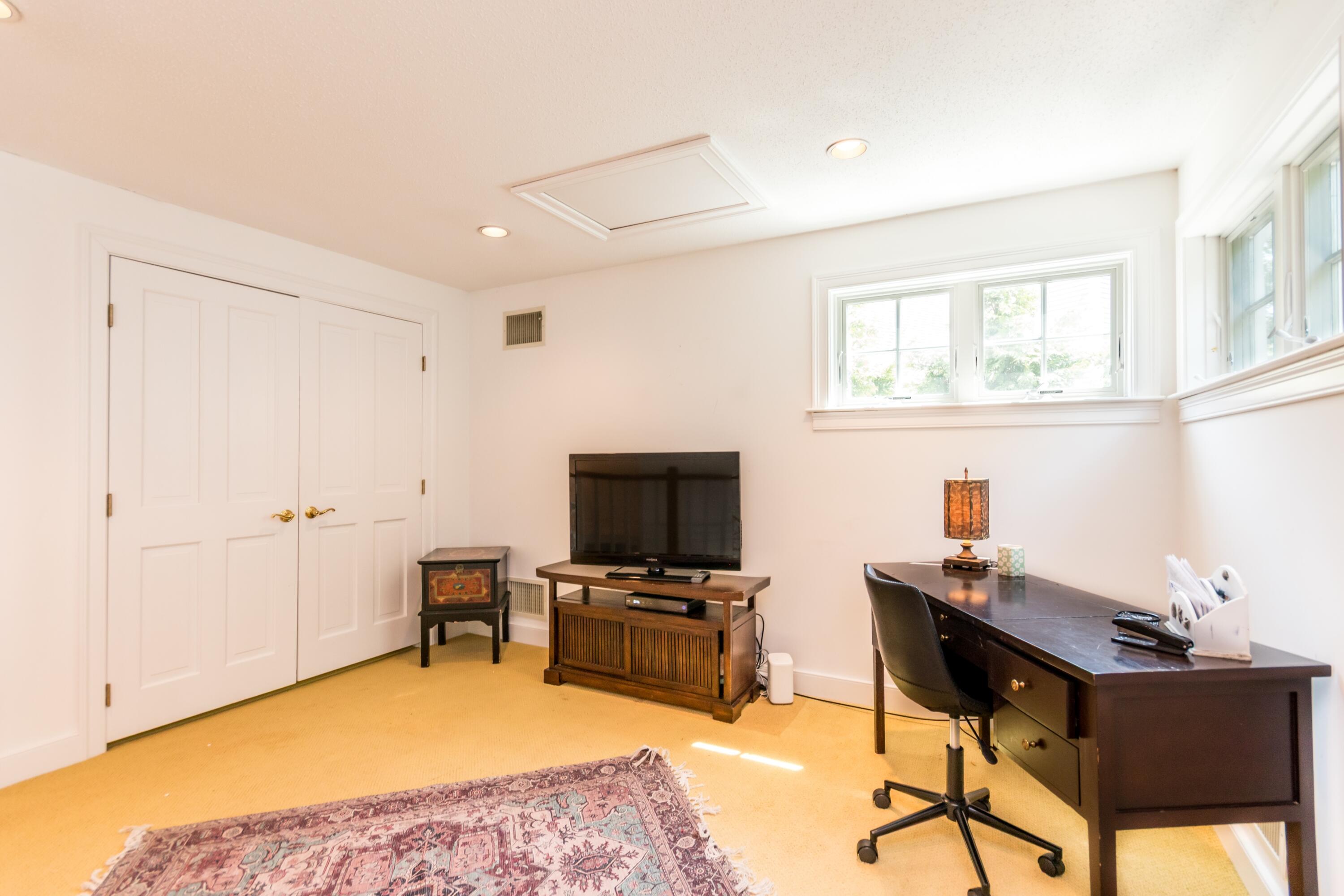 15 Hampton Court, Unit 15 Mashpee, MA 02649 - Photo 29 of 40 a bedroom with a workspace