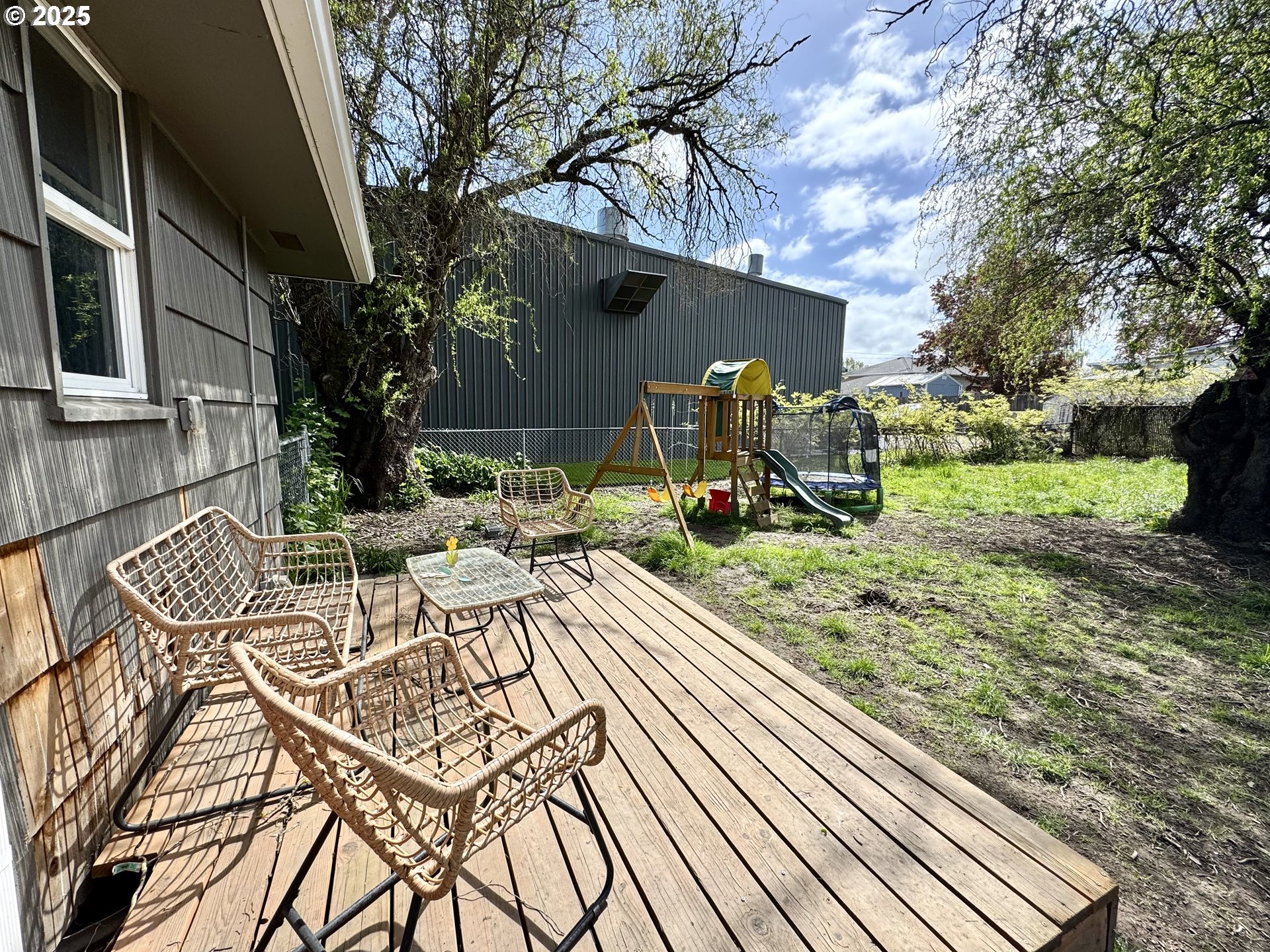 1135 Monmouth Street Independence, OR 97351 - Photo 17 of 20 Deck