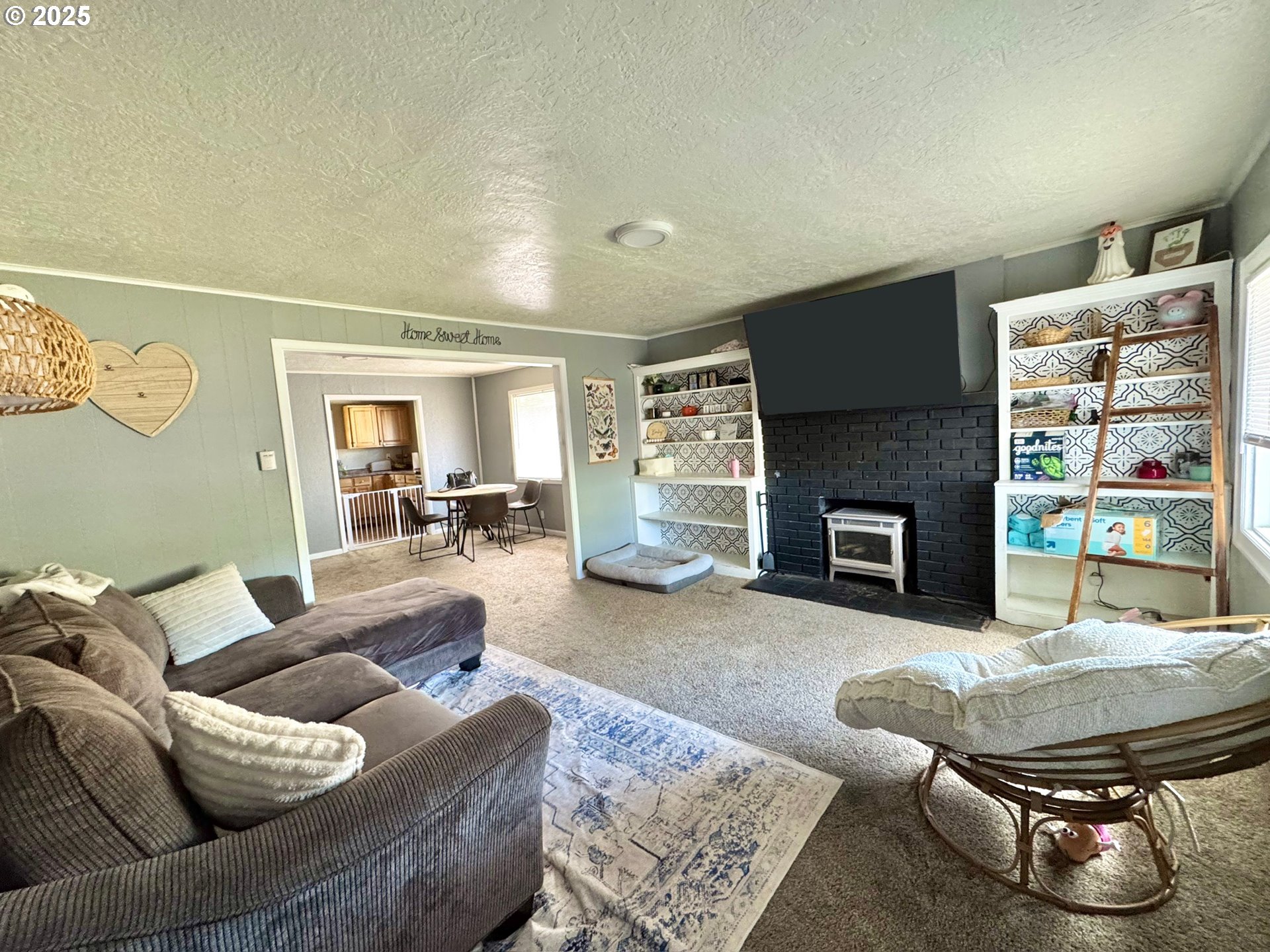 1135 Monmouth Street Independence, OR 97351 - Photo 4 of 20 Living Room/Entrance