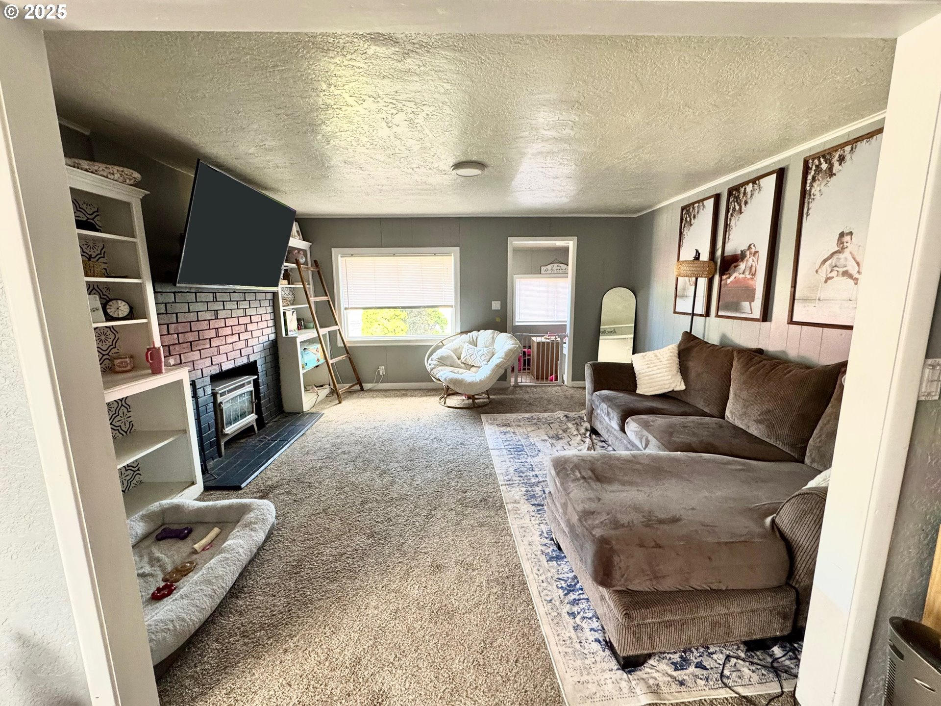 1135 Monmouth Street Independence, OR 97351 - Photo 5 of 20 Living Room