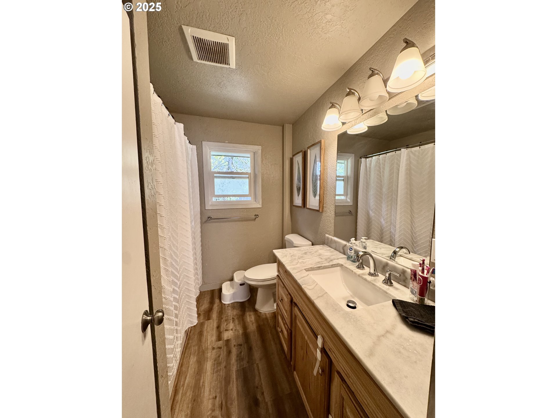 1135 Monmouth Street Independence, OR 97351 - Photo 9 of 20 Bathroom