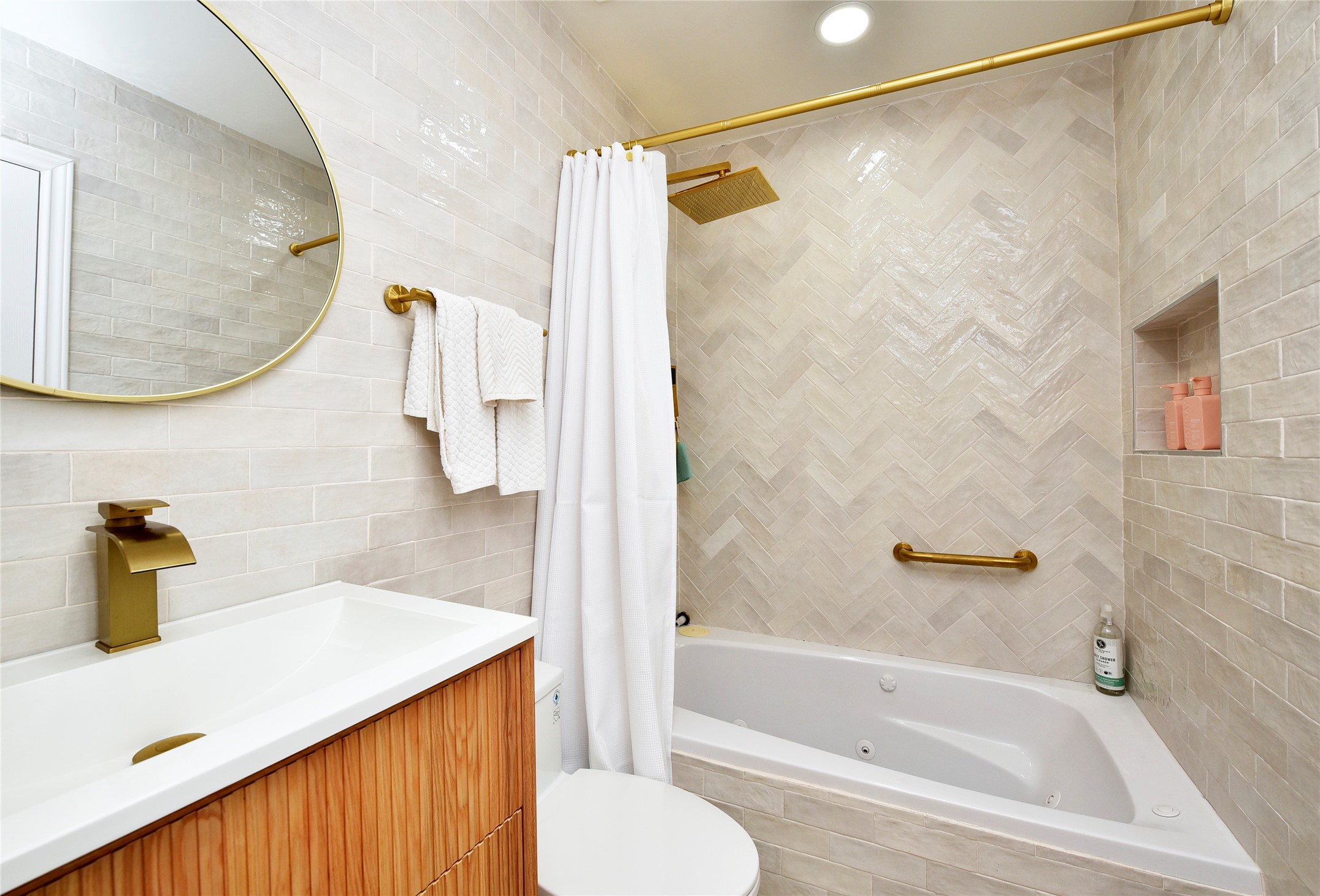 3224 Timmons Lane, Unit 112 Houston, TX 77027 - Photo 25 of 30 a bathroom with a sink and a mirror
