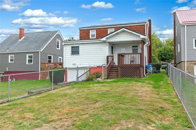 a view of backyard of the house