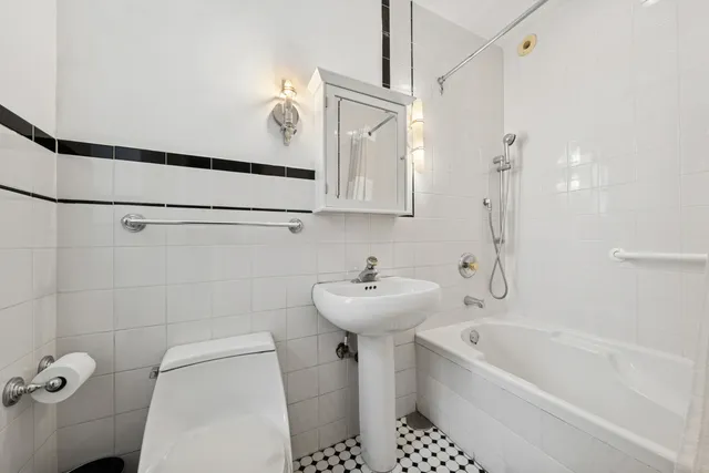 $475,000 | 2440 North Lakeview Avenue, Unit 11D, Chicago, IL 60614