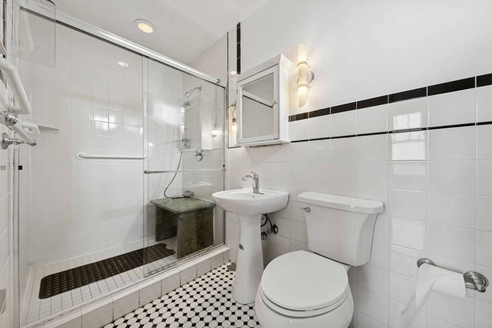 2440 North Lakeview Avenue, Unit 11D Chicago, IL 60614 - Photo 17 of 21