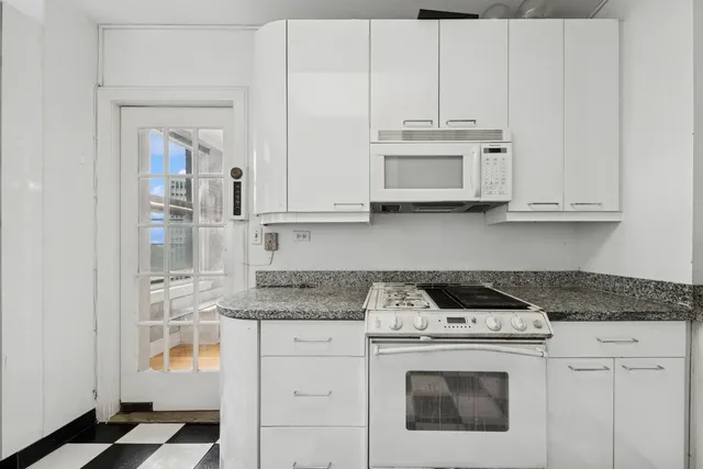 $475,000 | 2440 North Lakeview Avenue, Unit 11D, Chicago, IL 60614