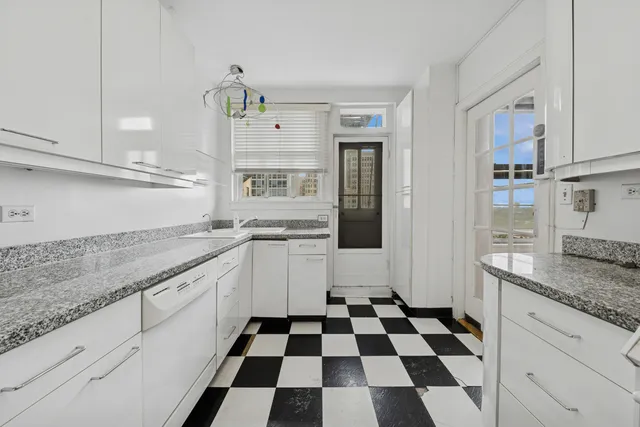 $475,000 | 2440 North Lakeview Avenue, Unit 11D, Chicago, IL 60614