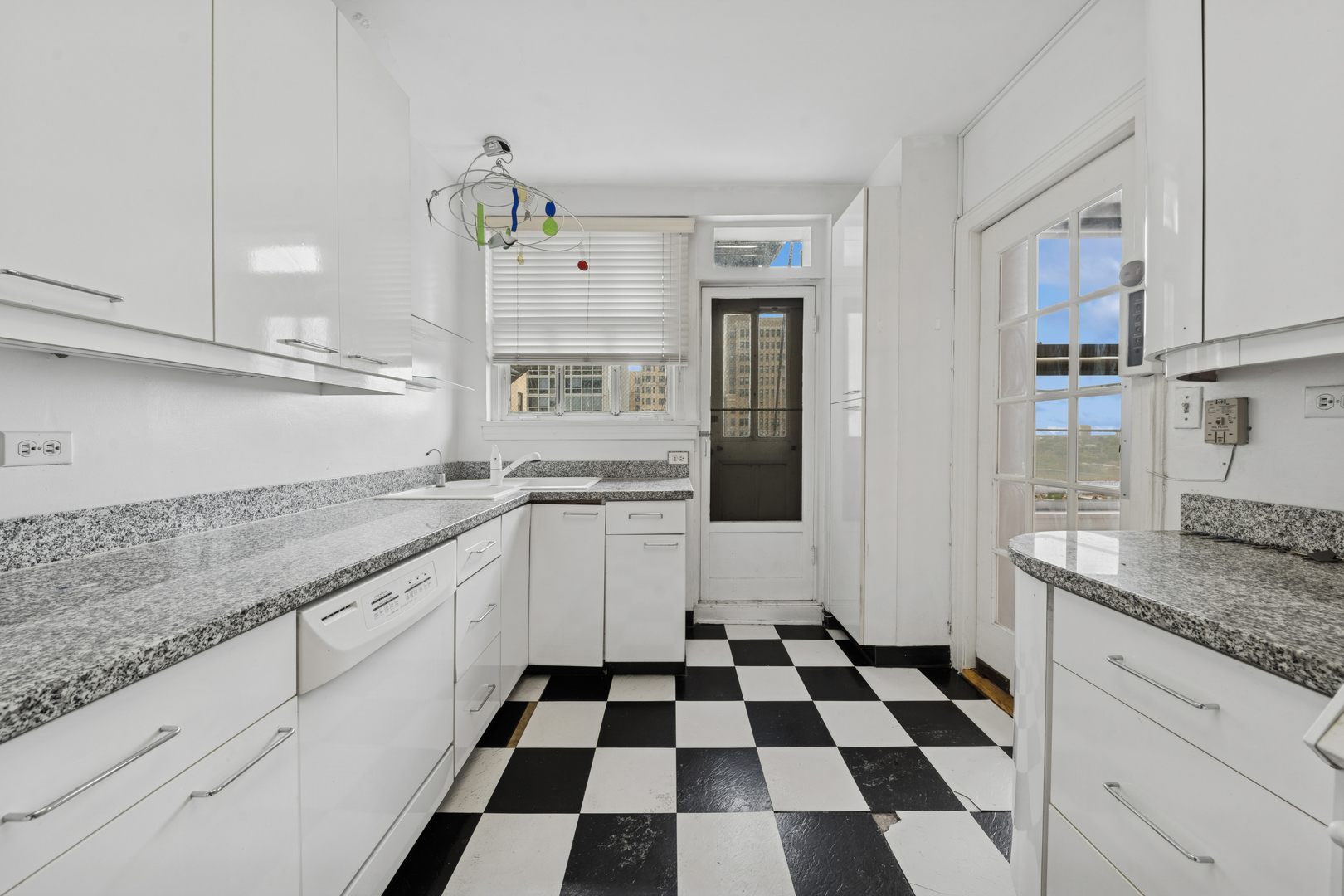 2440 North Lakeview Avenue, Unit 11D Chicago, IL 60614 - Photo 8 of 21