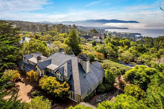 a view of a houses with a yard