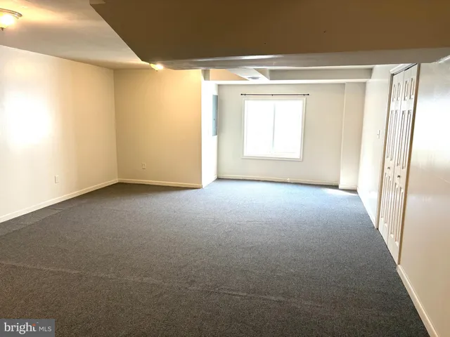 a view of empty room with window