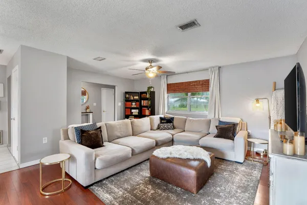 $325,000 | 5 Lakeview Drive, Mary Esther, FL 32569