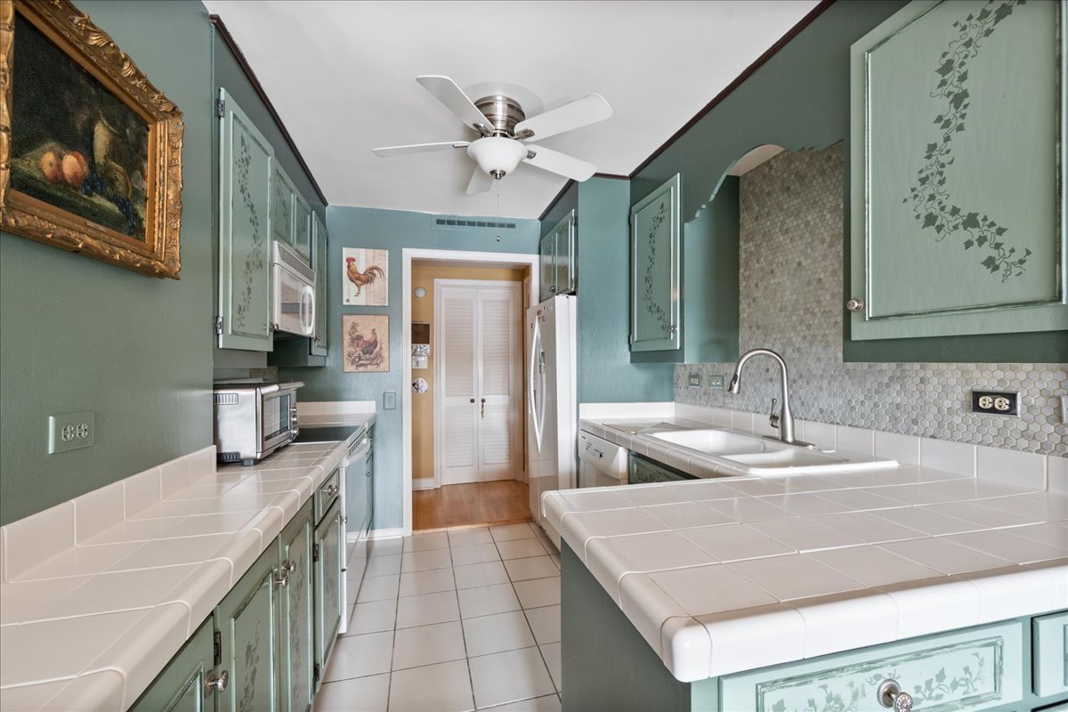 22 Park Lane, Unit 220 Park Ridge, IL 60068 - Photo 21 of 34