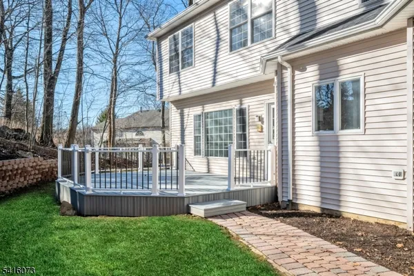 a view of front of a house with a yard