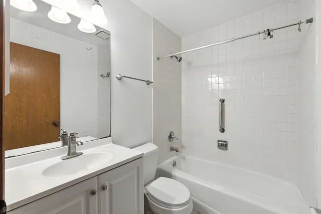 $285,000 | 205 Glasgow Lane, Unit V1, Schaumburg, IL 60107