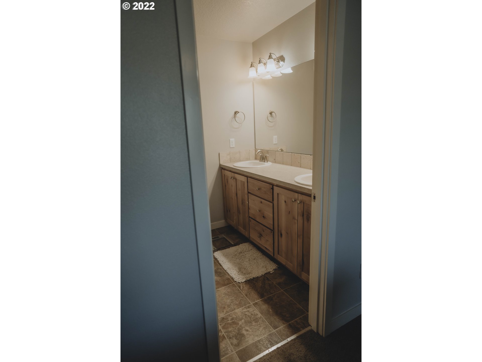 249 North 43rd Place Ridgefield, WA 98642 - Photo 20 of 32 a bathroom with a sink and a mirror