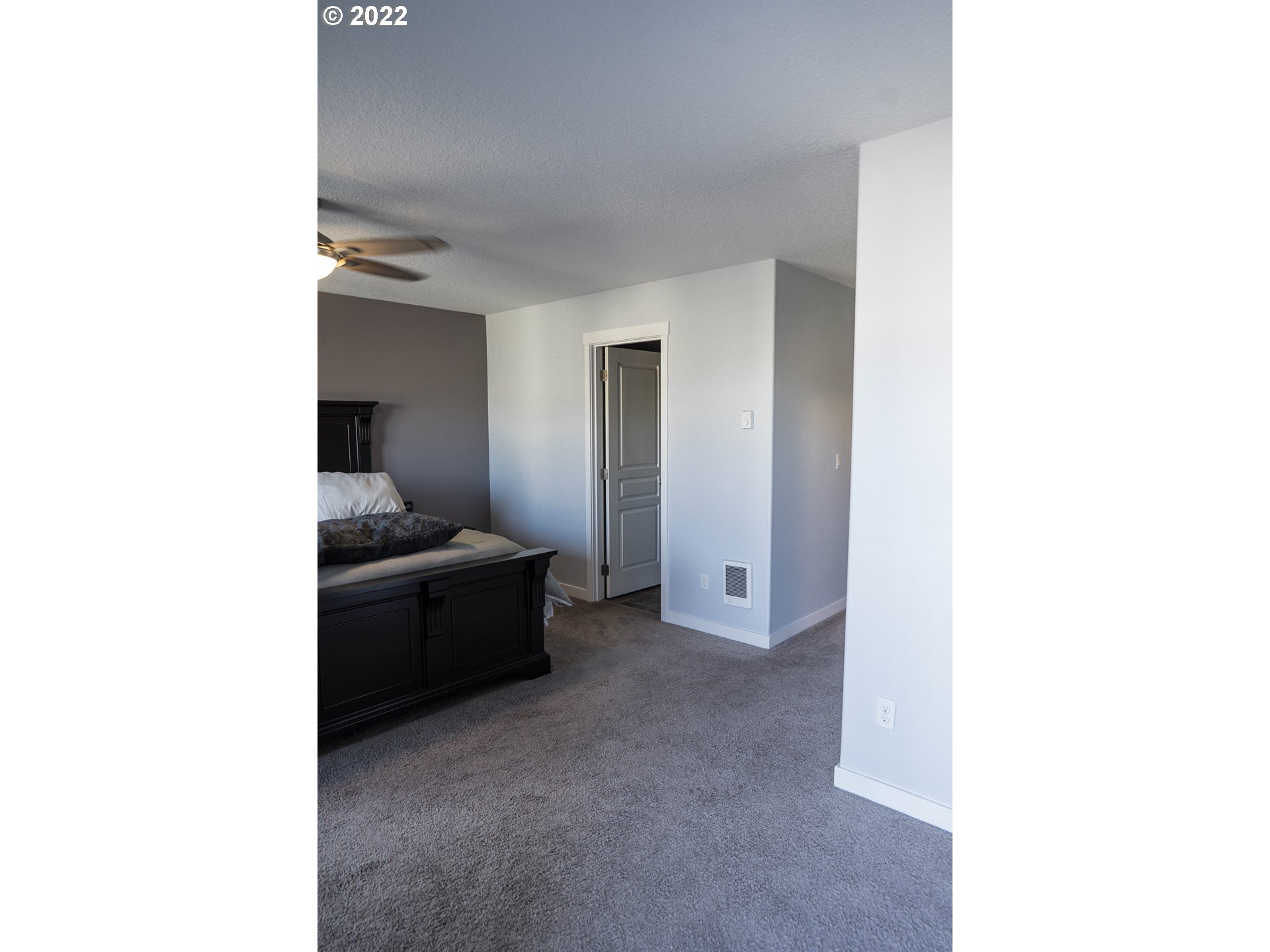 249 North 43rd Place Ridgefield, WA 98642 - Photo 25 of 32 a living room with furniture and a lamp