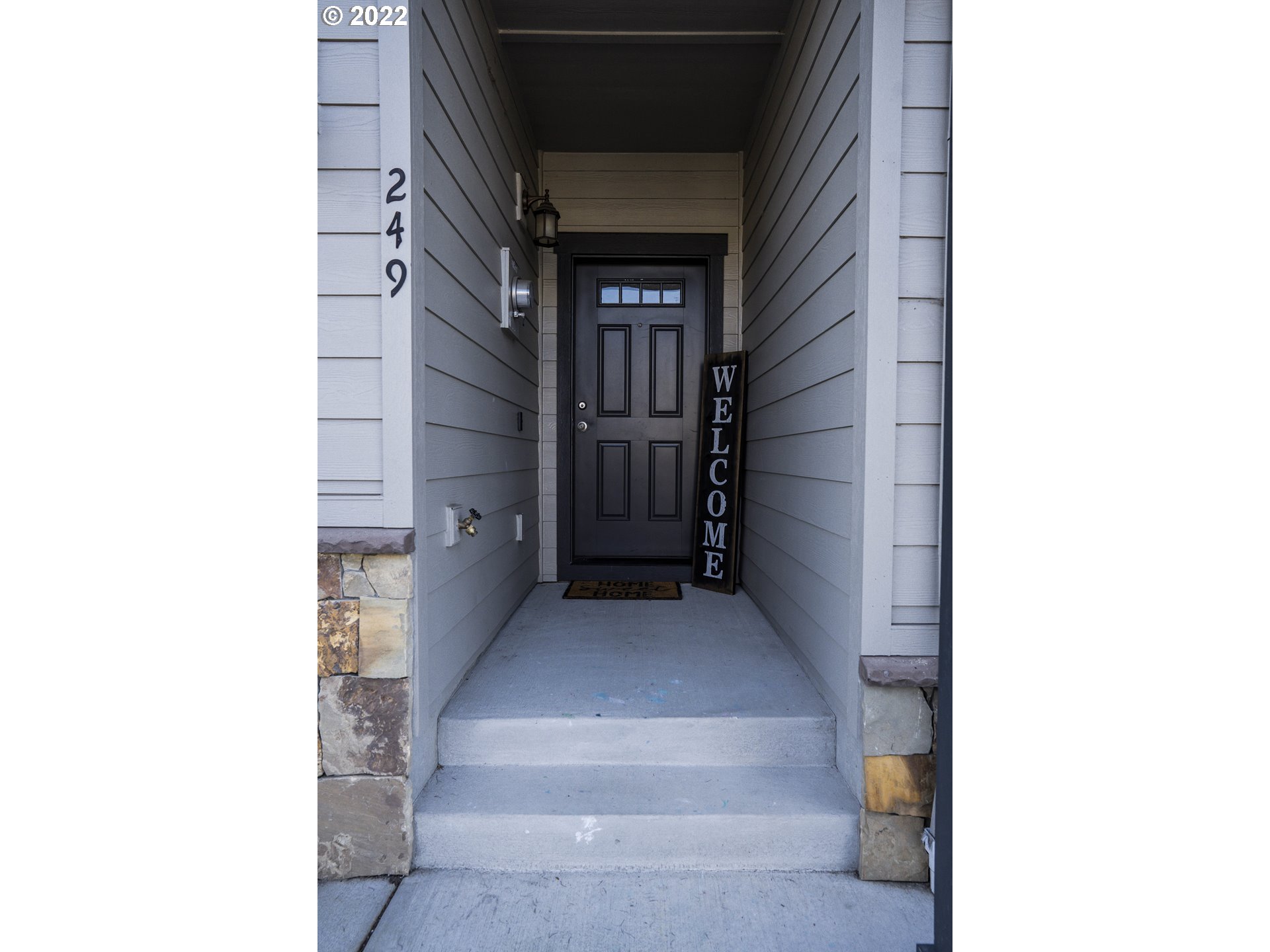 249 North 43rd Place Ridgefield, WA 98642 - Photo 3 of 32 a view of entryway