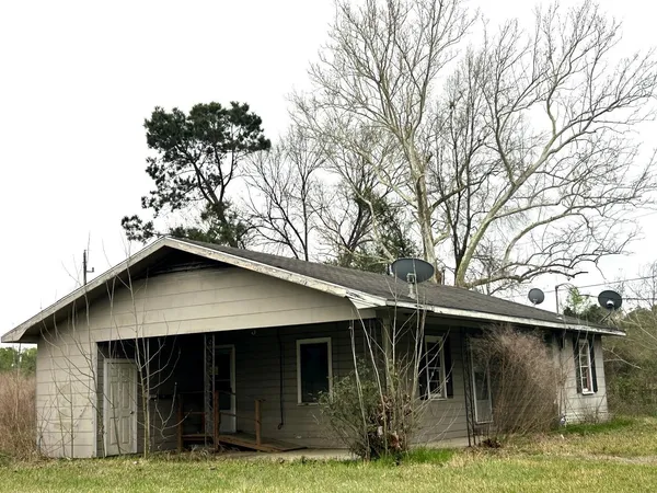a view of a house with backyard